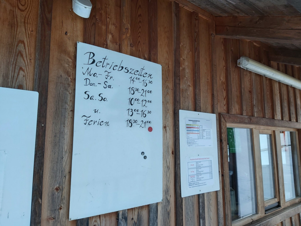 Öffnungszeiten, wohl einmalig in dieser Gegend.