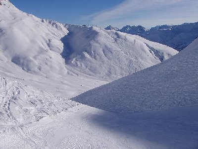 Abfahrt vom Pass Tiarms ins ValVal. Schaut alles so friedlich aus hier im Winter