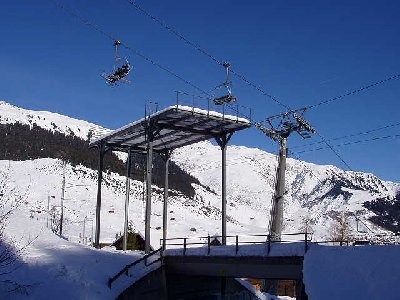 Skigebiet mit Gleisanschluss. Der Bahnhof Dieni hat sogar einen Pistenanschluss = Null laufen