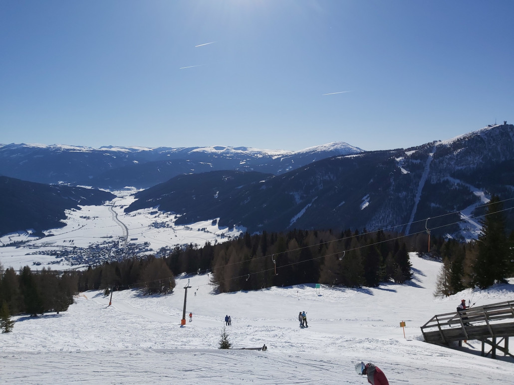 Links unten die Ortschaft Mauterndorf und rechts das nächste Skigebiet Grosseck-Speiereck. Dahinter der größer waldfreie Hügel ist der Aineck, wo sich das Skigebiet Katschberg befindet.