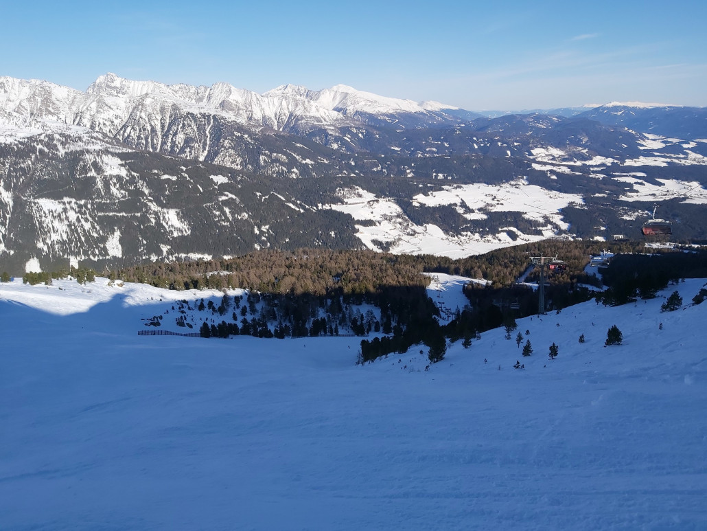 Am besten gefiel mir der Weißpriacher wie sie die Piste nennen am Zirbenjet. Gerade nicht zu steil um durch Carven zu können ohne die Ski quer stellen zu müssen. Nur unten dürfte sie noch etwas steiler sein.