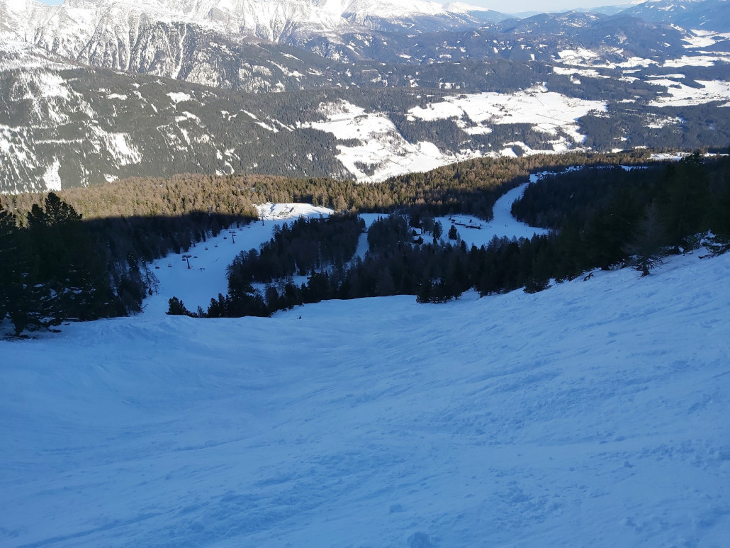 Aus versehen wurde auch diese Route gefahren. Ich dachte dies sei die andere schwarze Piste und fuhr ohne zu zögern ein. Neuschneebuckeln gehen mit den Atomic. Sulzbuckeln sind aber ein graus.