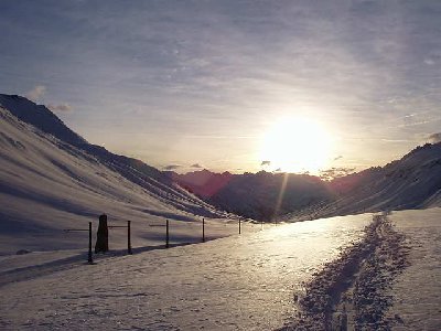 Auf der Passstrasse Richtung Nätschen. Links der Eidgenosse