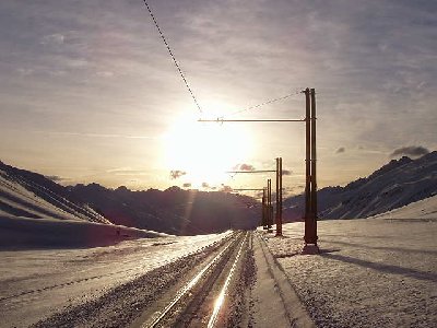 Über das Bahngeleise hoch auf die Zugeschneite Passtrasse