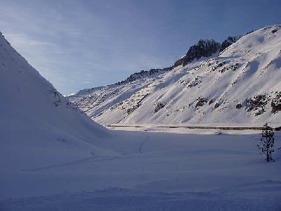 Oberalppass mit Verbindungsroute nach Andermatt. Über den See muss man alles schieben.