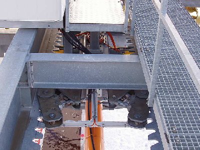 Der Spannzylinder besitzt noch keinen Verschlusszapfen welcher bei einem Bruch den Zylinder blockiert. Hier wird das ganze über diese Zahnstangen gelöst.