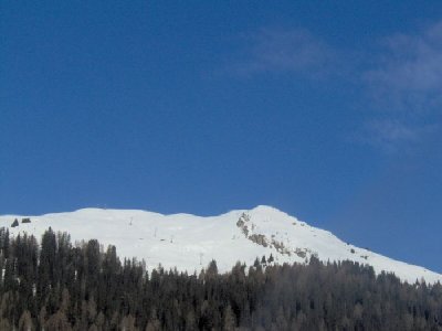 Von der Strasse her die 2KSB Schwarzseealp