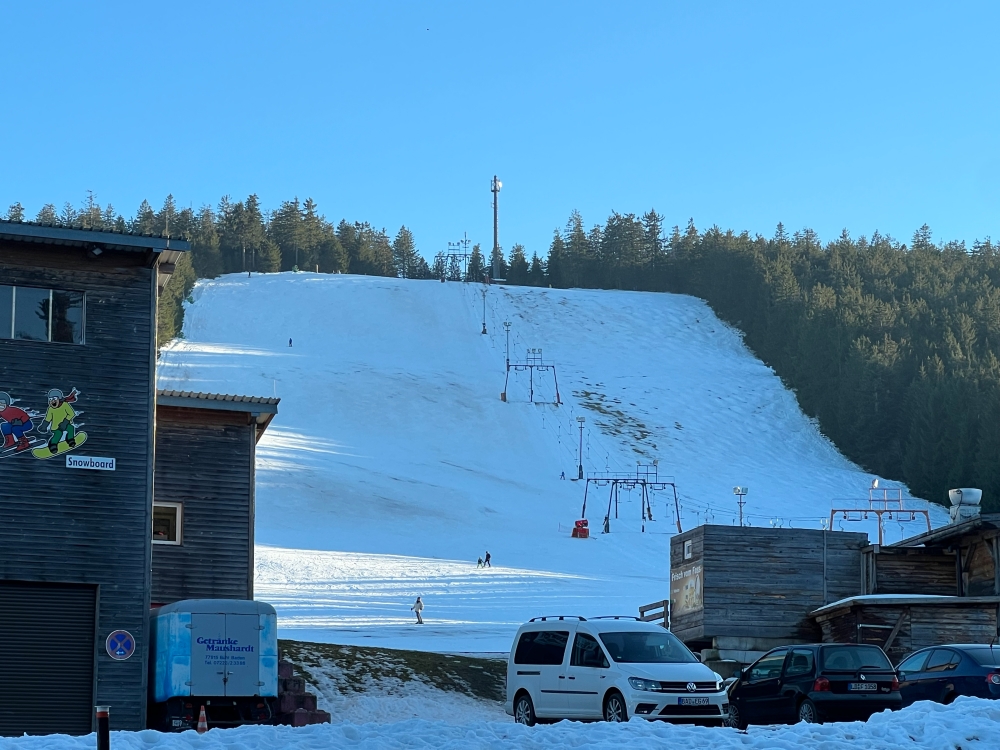 Bei der Hinfahrt: Kurzer Schlenker am Mehliskopf vorbei. Die Piste hat durch die warmen Temperaturen auch schon deutlich abgebaut.