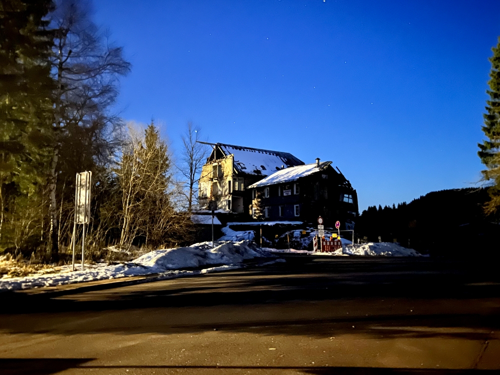 Das ist keine Geisterbahn -  Das ist die Ruine Kurhaus Hundseck