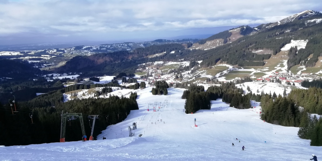 Gebietsüberblick, im Bereich zwischen Bischlagbahn und Steineberglift wurden die aperen Stellen mit der Zeit sichtbar größer