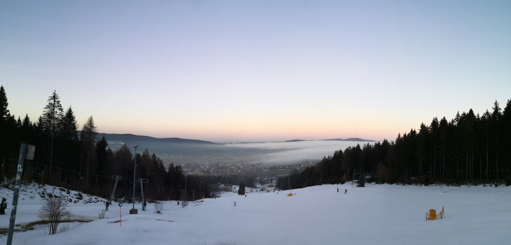 Blick von Bergstation Richtung Tal mit reinziehendem Nebel