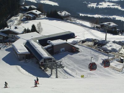 Mittelstation - Gott sei Dank mit unterirdischer Garage - Mir gefallen die oft verwendeten Wellblechbauten nicht