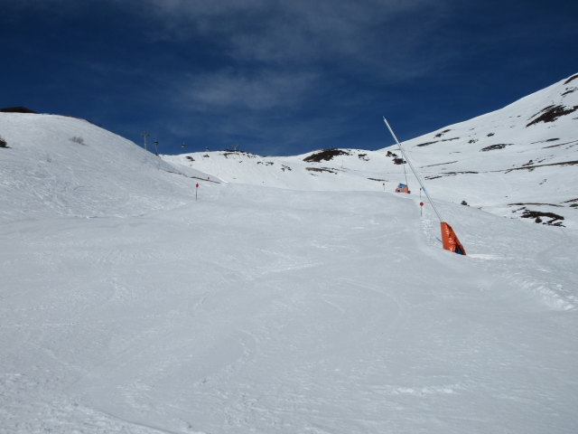 Abfahrt "Smaragdbahn Berg - Mitte", links im Hintergrund die 10-MGD Smaragd II