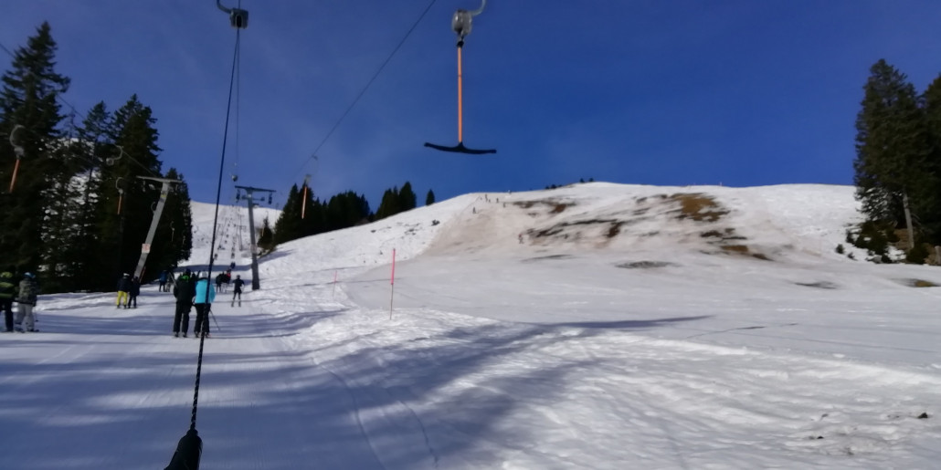 Die rechte Gundabfahrt stark ausgeapert und nur noch links als schmaler Streifen präpariert, hier geht es nicht mehr lange