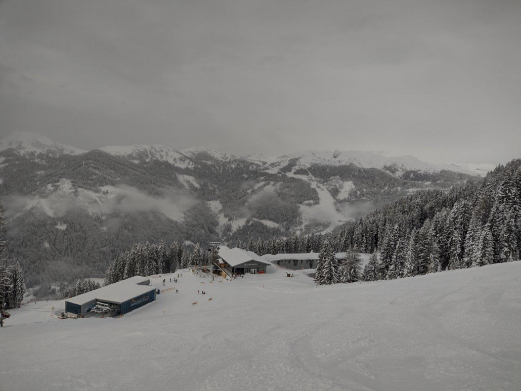Bergstation der 8EUB Highliner 1 und Talstation der 6KSB-B Highliner 2. Diese Liftbezeichnungen find ich fürchterlich.