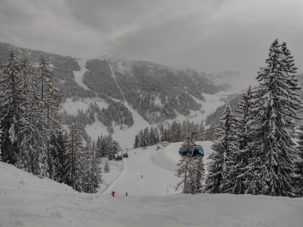 Abfahrt Nr. 2 unterhalb der 1. Sektion der Rosskopfbahn. Gut erkennbar der Neuschnee, in der Nacht hat es hier ca. 30 cm geschneit. Aufgrund der Temperaturen knapp über 0°C war dieser aber nass und schwer zu fahren.