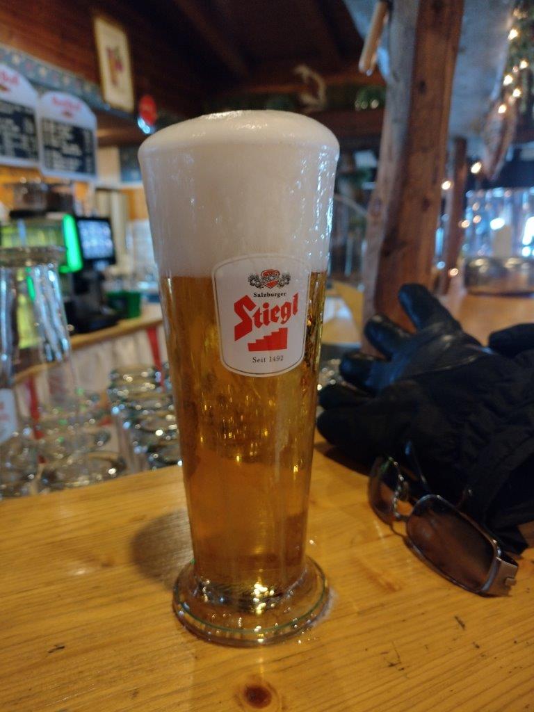 Da das Schifahren aufgrund des nassen Neuschnees ziehmlich anstrengend war, musste eine Regenerations-Bier her.