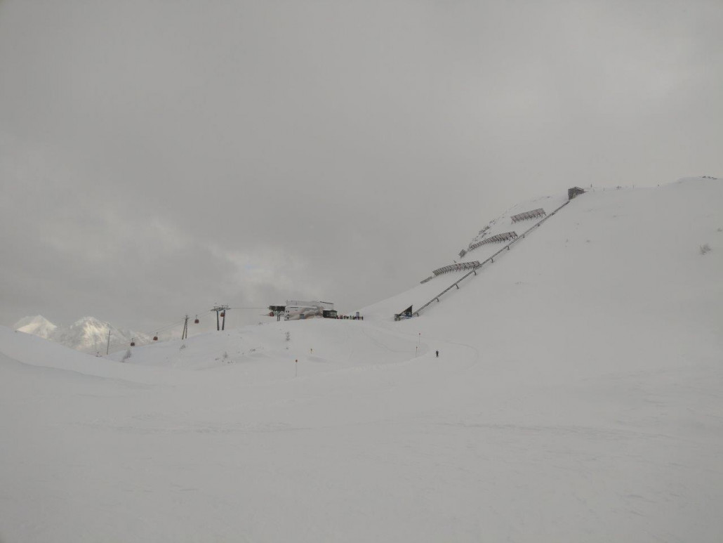 Bergstation der Schwarzwandbahn, einer 4EUB aus dem Jahre 1987. Rechts Der Weltcupexpress, der die Damen an den Start der Weltcupabfahrt bringt. Diese SSB war nicht in Betrieb, dürfte wohl nur bei Schirennen im Einsatz sein.