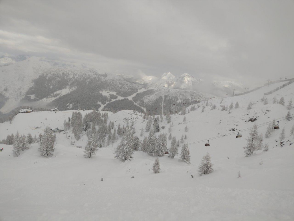 Im Vordergrund die Gamskogelbahn 2, eine 6KSB-B. Hersteller sämtlicher Bahnen und Lifte hier (ausgenommen Weltcupexpress) ist Doppelmayer. Hier oben war leider eine sehr schlechte Bodensicht.