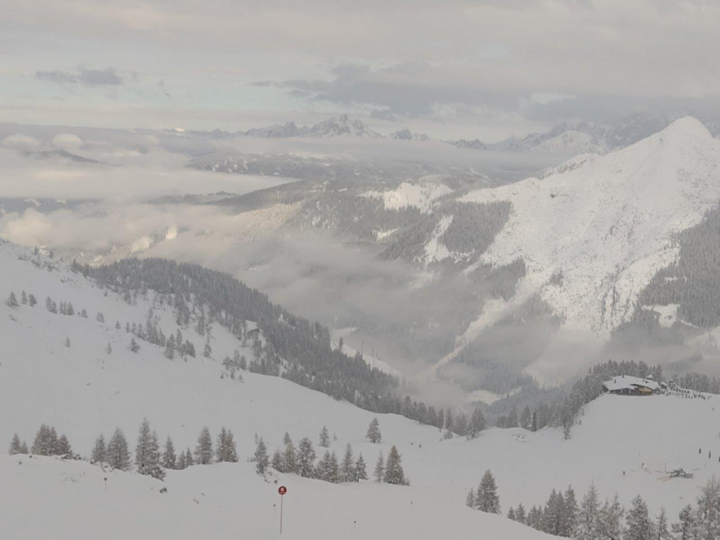 Blick auf die Gamskogelhütte, am späten Vormittag zeigte sich sogar etwas die Sonne.