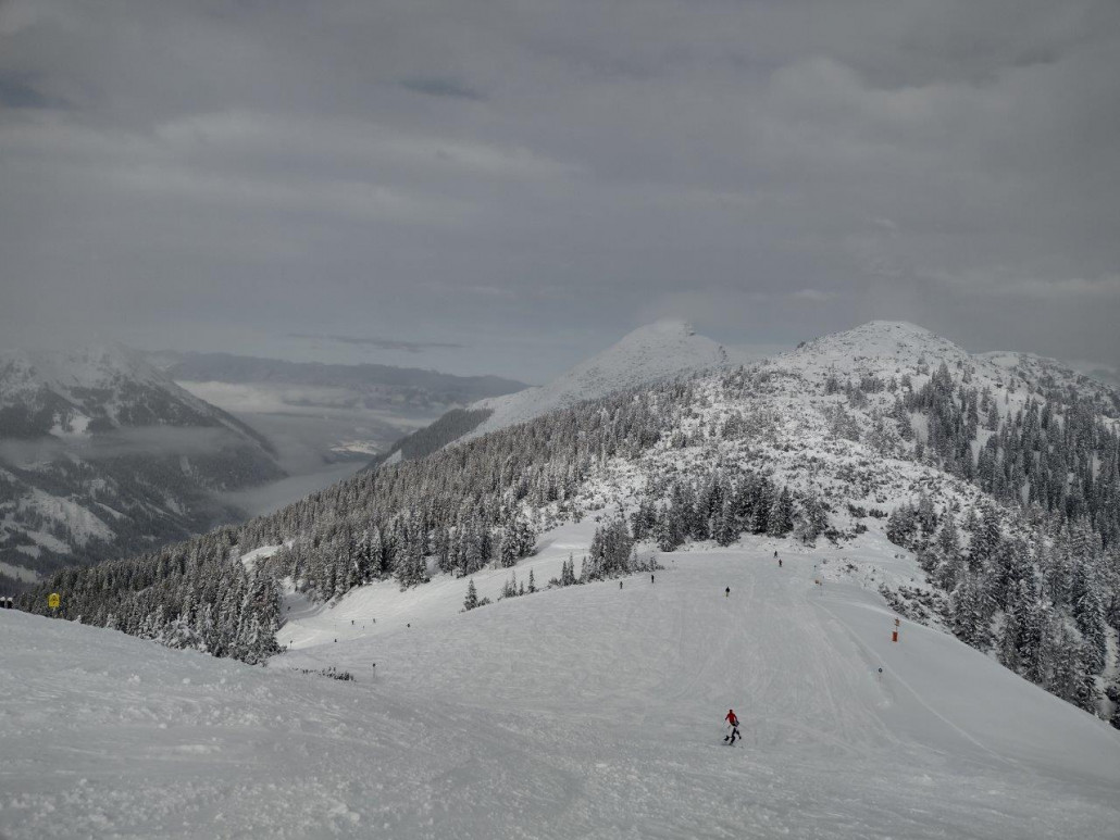 Nachdem die Tauernkarbahn endlich in Betrieb gegangen ist, bin ich dort hinauf, um gleich die schwarze 10 abzufahren, solange die Massen diese komplett abgerudert haben.