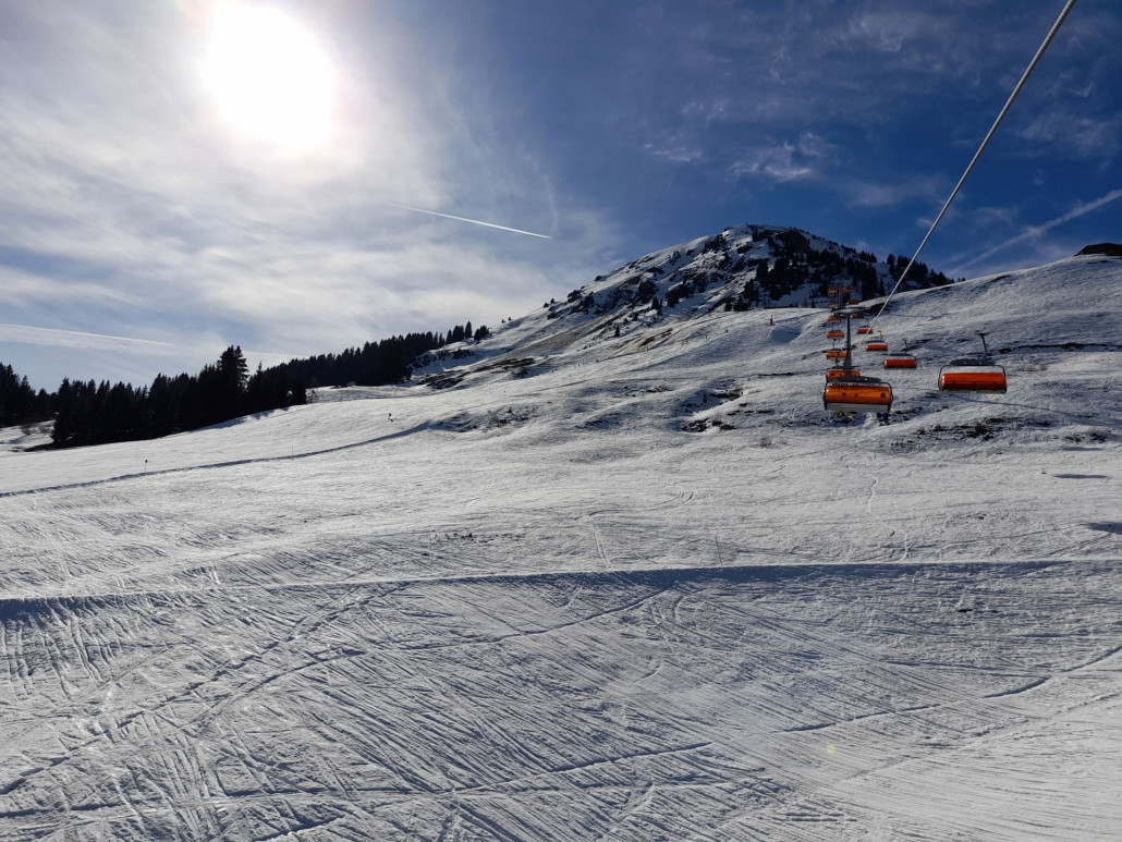 Silleralm. Im Hintergrund links oben sind einige Lawinenausläufer zu sehen