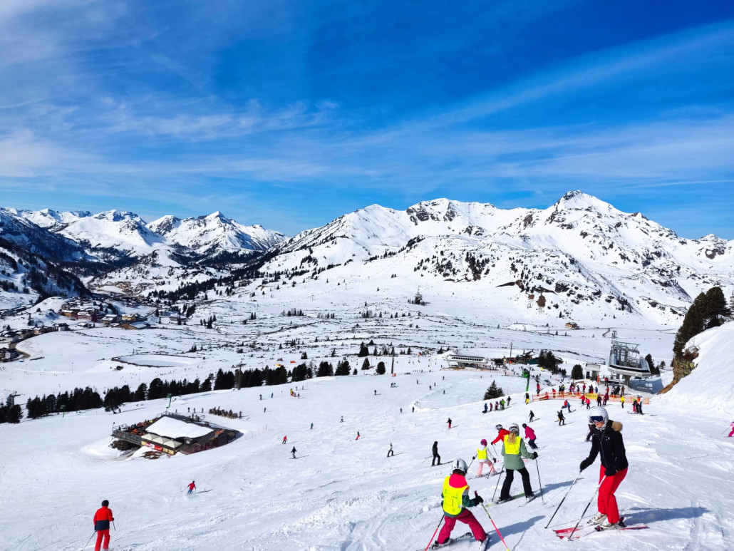 Bei der Edelweißbahn/Angerbahn, sehr viele Skikurse unterwegs