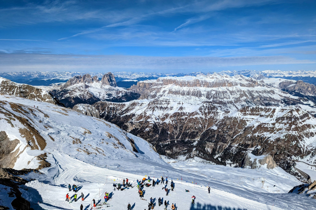 Wie klein Langkofel / Plattkofel und Sellastock von der Marmolada aus aussehen!