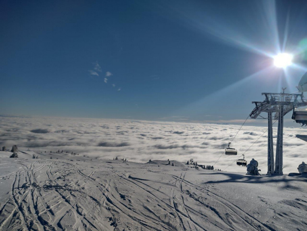 Gerlitzen - Gipfel. Talblick auf den Wolkensee. Rechts der Wörthersee Family Jet.