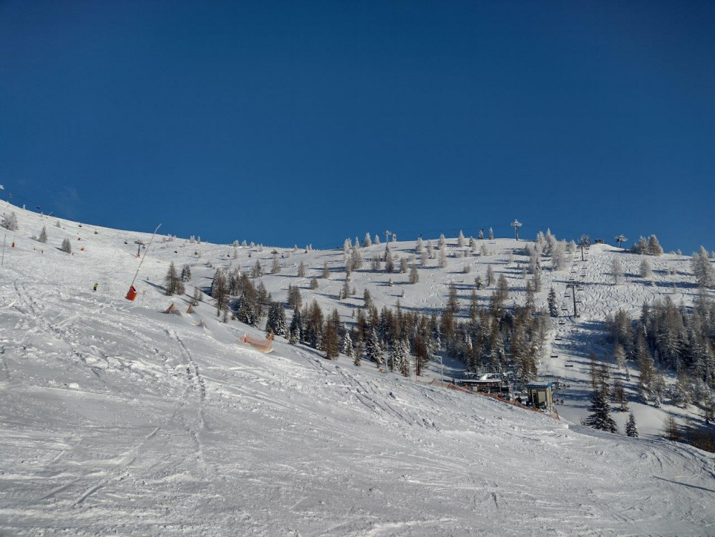 Rechts der Wörthersee Freeride Jet. Über diesen Lift wurde schon genug im Forum diskutiert, der bzw. dessen Trassierung ist aber auch Thema bei den Schifahrer vor Ort, hört man so am Sessellift.