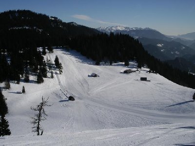 Wetterinalm von der Bergstation des 4-CLF Niederalpl-Bahn aus gesehen, links der 1-SL Wetterinlift, daneben die Wetterinabfahrt