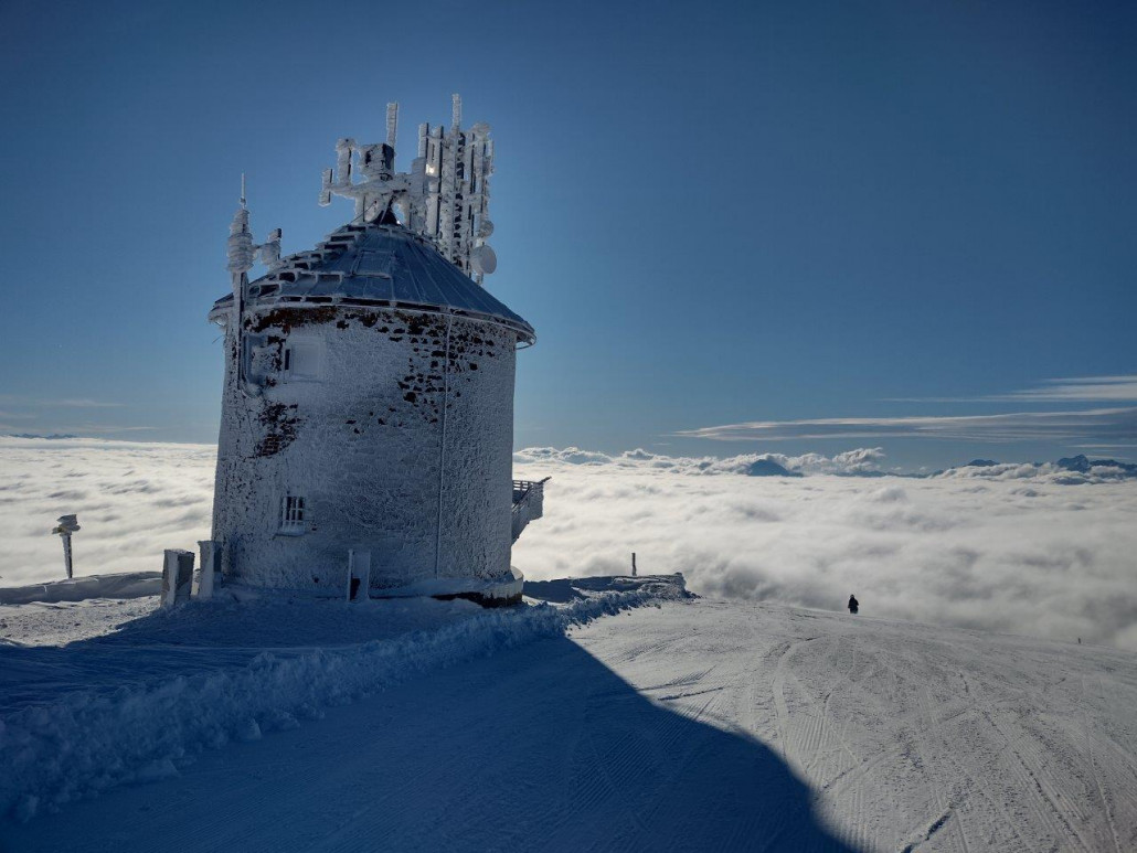 Der Steinturm, auch Deutscher Turm, 1944 von der Deutschen Luftwaffe als 3. Beobachtungsturm für das Sonnenobservstorium errichtet, nach 1945 wurden Anlagen zur Überwachung des Funkverkehrs installiert. Später kamen Richtfunkantennen dazu.