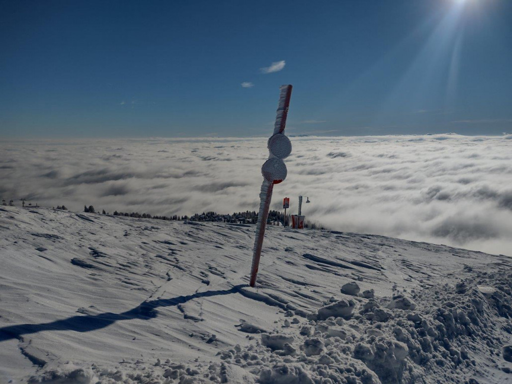 Eisverkrustete Tafel mit Pistennummerierung
