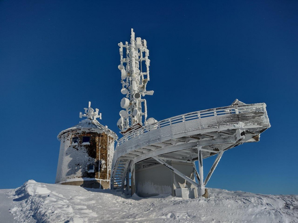 Nochmals der Deutsche Turm mit Ausscihtsplattform und modernen Richtfunkantennen.