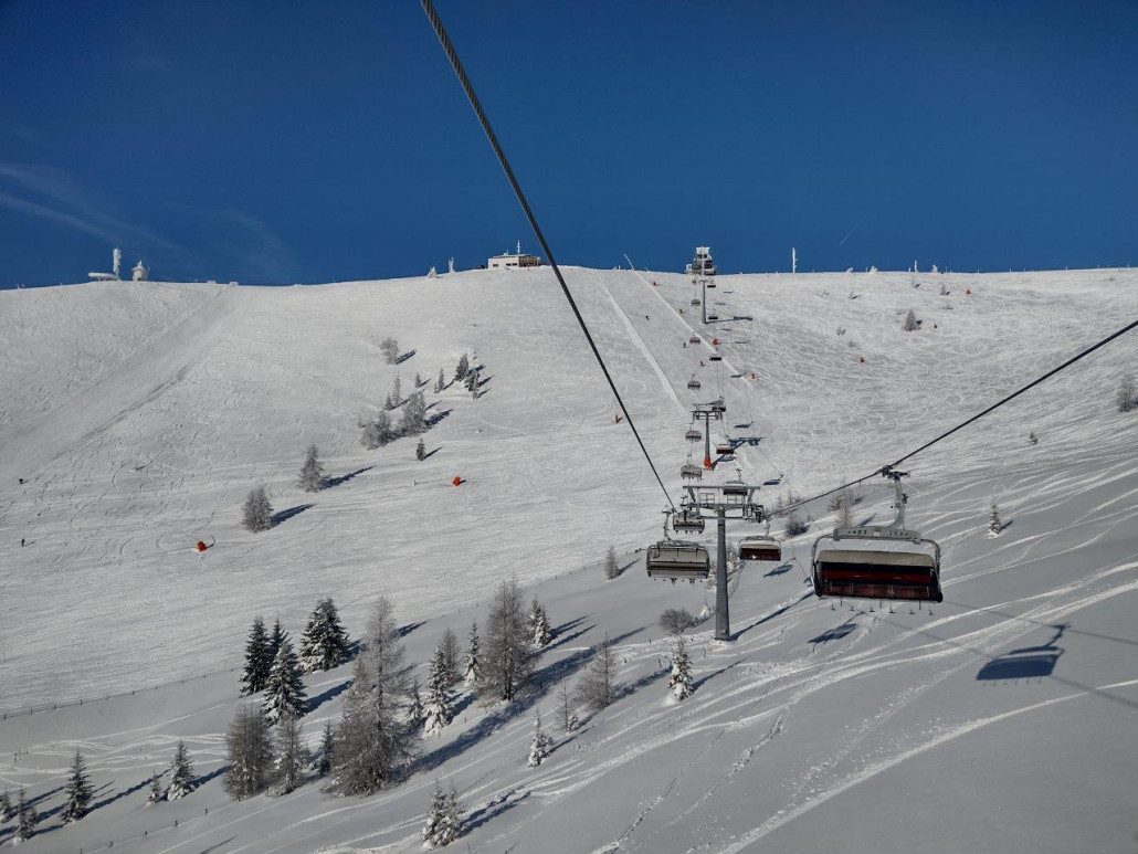 Im Wörthersee Familiy Jet. DIe präparierten Abfahrten Nr. 22a und 22b endeten in der nicht präparierten, quer verlaufenden Abfahrt Nr. 21.