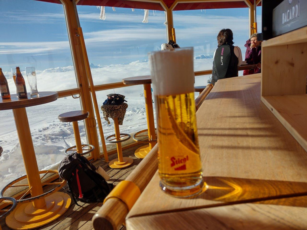 Wohlverdientes Bier im Schirm beim Gipfelhaus.