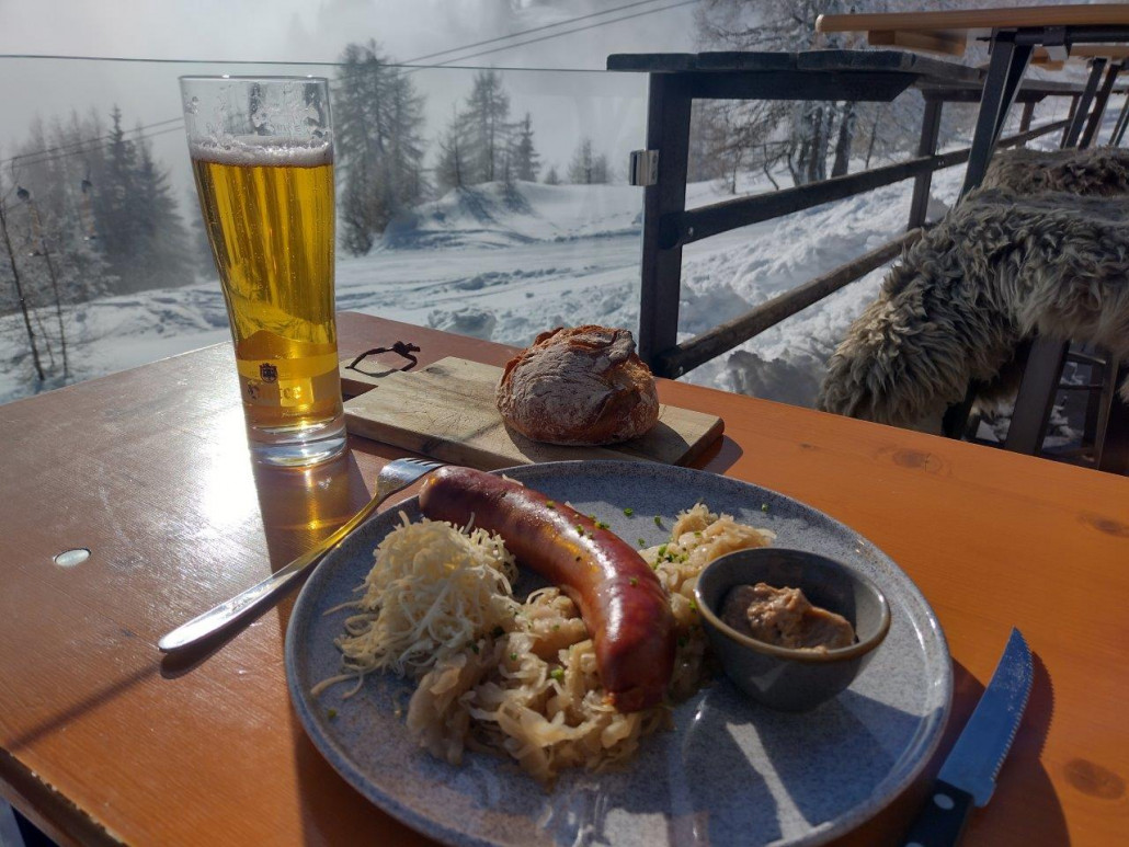 Mittagessen im Bergeralm Mountain Cafe. Kärntner Würstel mit Sauerkraut, Senf und Kren. Lecker.