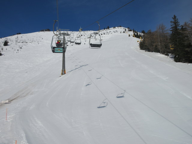 2-CLF Gipfel, darunter die Birkiabfahrt, rechts im Hintergrund die Gemeindealpe (1.626 m)