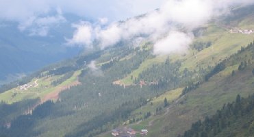 Hat man hier etwa durch den Waldgürtel eine horizontale Querverbindung geschaffen, damit die freien Variantenhänge angebunden werden können?