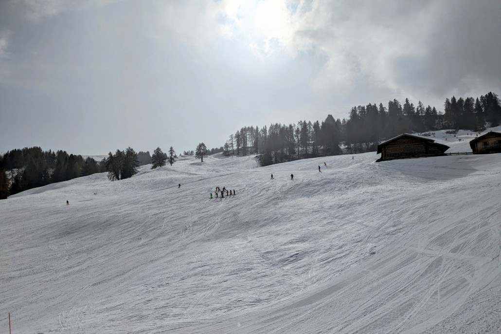 Spitzbühel am Vormittag. Langsam setzt sich die Sonne durch. Eine der besseren Pisten.