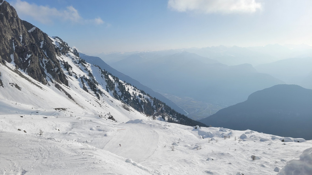 Piste oben rechts vom Sessellift, etwas diesig vom Sahara-Staub