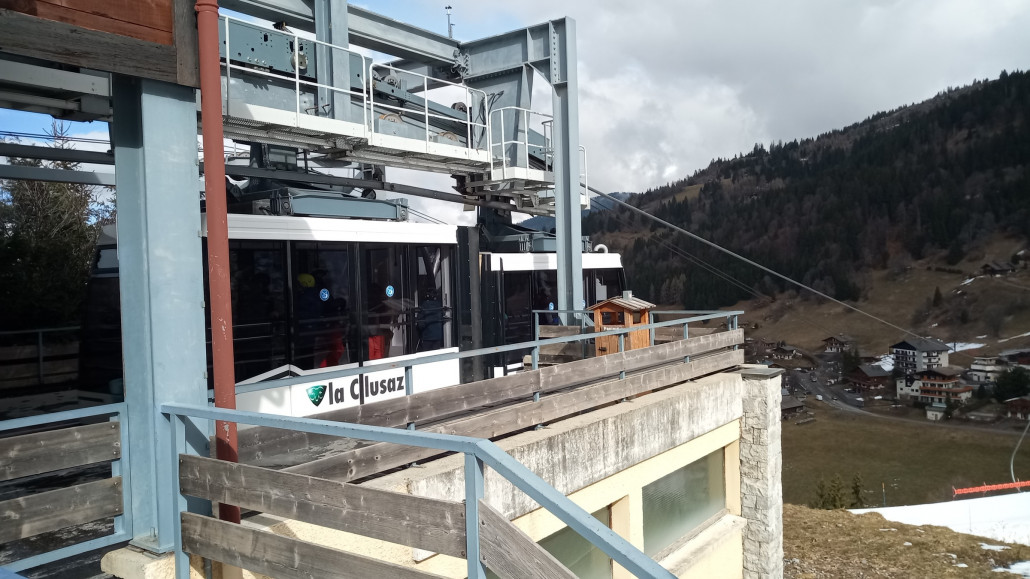 Zwei 40er Kabinen hintereinander bei der Einfahrt in die Station.