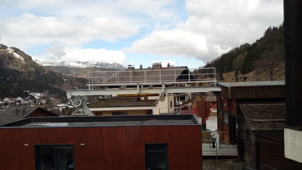 Ein Scheibe samt Abspannung dreht einsam ihre Runden.