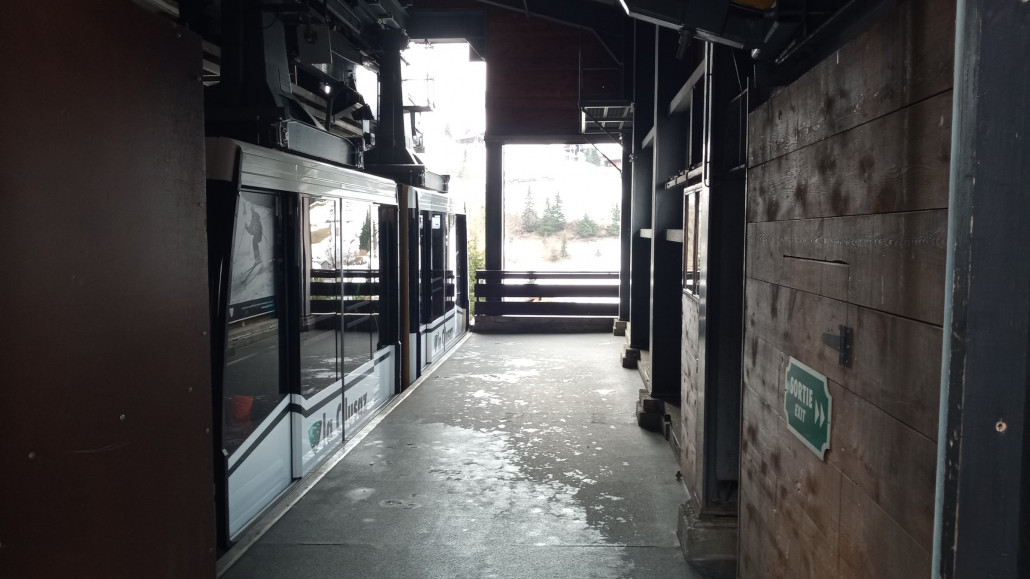 Bahnsteig Ausstiegsseite.