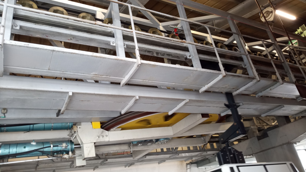 Abspannung bergseitig und hydraulisch ist auch alles bei solch einer schweren Bahn als ideal.