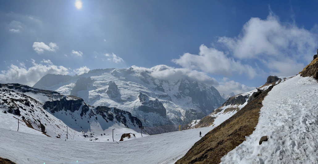 ...sowie anschließend mit DMC "Europa I und II" ganz hoch zur Porta Vecovo, hier der Blick zur Mamolada und schneefreie Südhänge auf 2500m