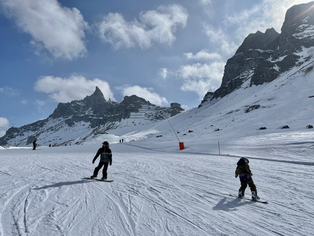 Weiterfahrt in Richtung Pordoi auf der "Alpenrose" (46) bei idealen Bedingungen