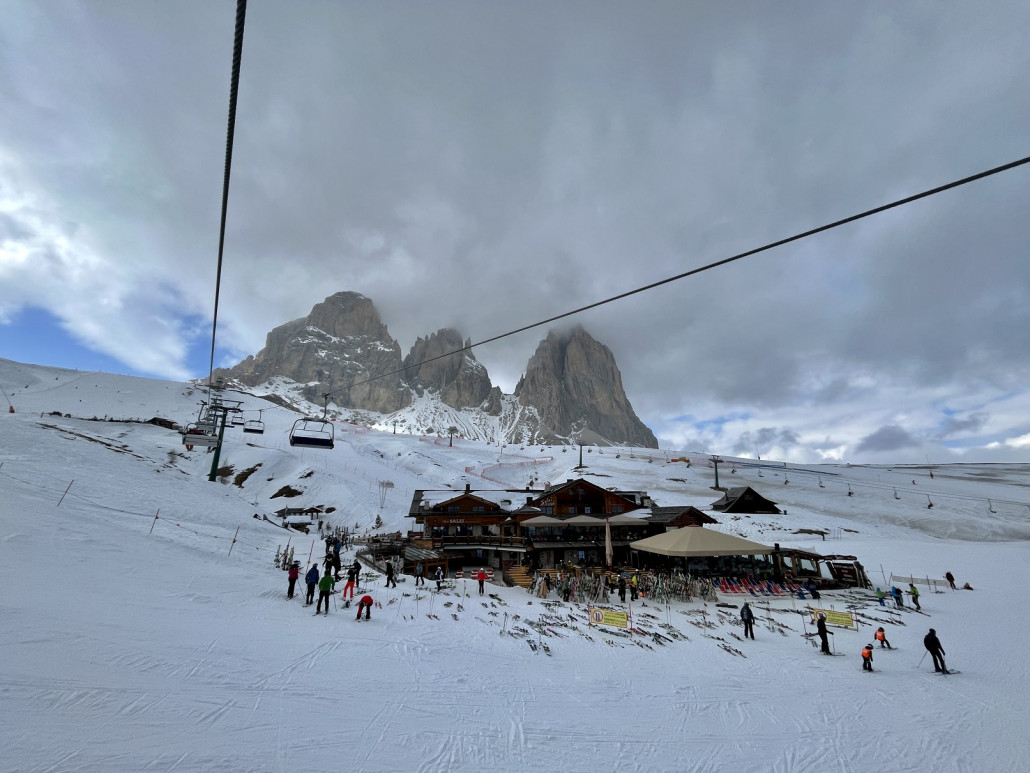 Osthänge der Langkofelgruppe sahen wiederum sehr schmutzig und eher schneearm aus
