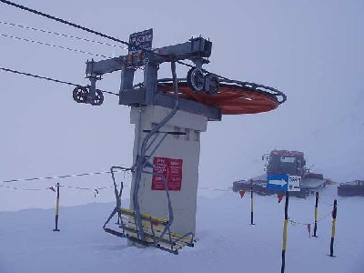 Bergstation Lückli dahinter die Pistenraupen
