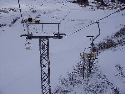 Blick zurück auf die Talstation dahinter gut zu erkenne die erste Kehre der Gotthardstrasse. 450 Höhenmeter mach die Bahn.